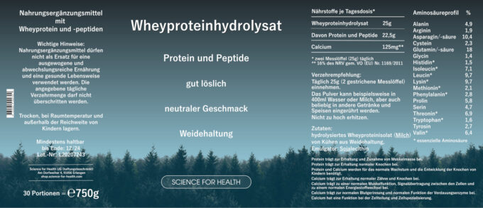 Protein Wheyhydrolysat Banderole mit graublauem, nach unten heller werdendem Farbverlauf mit weißer Schrift; dunkler Tannenwald am unteren Rand;